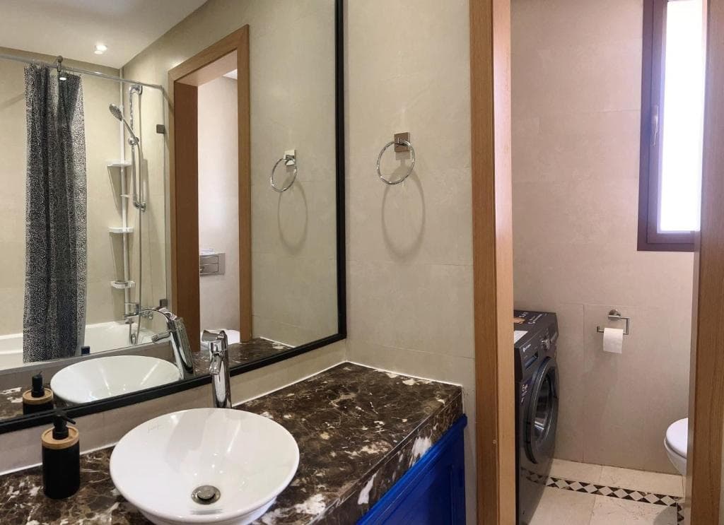 Salle de bain avec douche à l'italienne