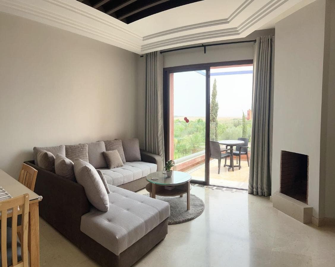 Salon principal lumineux avec vue sur le jardin